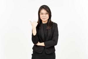 presentazione e puntamento lato Prodotto utilizzando pollice di bellissimo asiatico donna indossare nero blazer foto