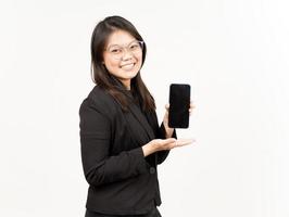 mostrando applicazioni o Annunci su vuoto schermo smartphone di bellissimo asiatico donna indossare nero blazer foto