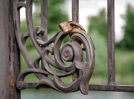 cancello in ferro con serrature arrugginite foto