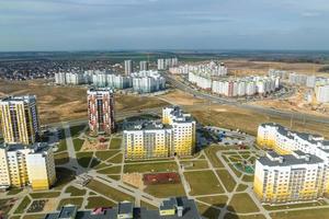 aereo panoramico Visualizza al di sopra di costruzione di nuovo moderno Residenziale complesso con grattacielo edifici nel cittadina foto