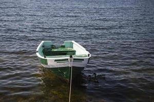 vuoto canottaggio barca su il acqua su un' estate giorno foto