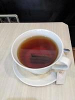 vicino su un' tazza caldo tè con fresco zucchero. il foto è adatto per uso per fresco bevanda sfondo e soddisfare media.