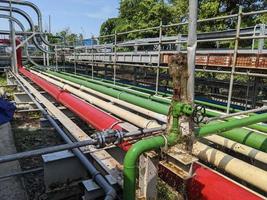 acqua In arrivo su a partire dal tubo sfogo quando sciacquone il servizio acqua. il foto è adatto per uso per industria sfondo fotografia, energia pianta manifesto e elettricità soddisfare media.