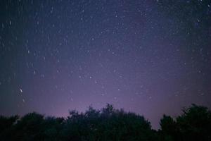 Visualizza su tracce di stelle in giro polare stella a notte foto