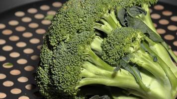 cimette di broccoli crudi organici verdi sani pronti per la cottura foto