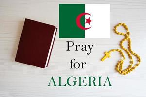 pregare per Algeria. rosario e santo Bibbia sfondo. foto