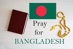 pregare per bangladesh. rosario e santo Bibbia sfondo. foto