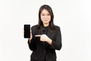 mostrando applicazioni o Annunci su vuoto schermo smartphone di bellissimo asiatico donna indossare nero blazer foto