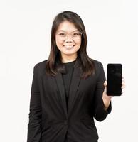 mostrando applicazioni o Annunci su vuoto schermo smartphone di bellissimo asiatico donna indossare nero blazer foto