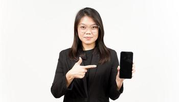 mostrando applicazioni o Annunci su vuoto schermo smartphone di bellissimo asiatico donna indossare nero blazer foto