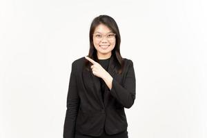 mostrando Prodotto e puntamento lato di bellissimo asiatico donna indossare nero blazer isolato su bianca foto