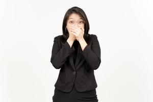 scioccato e copertura bocca di bellissimo asiatico donna indossare nero blazer isolato su bianca foto