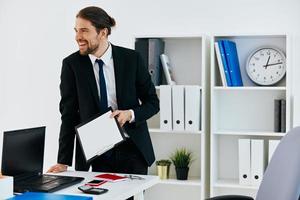 uomo nel un' completo da uomo Tenere un' Telefono telefono ufficio esecutivo foto