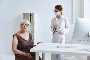 vecchio donna paziente ospedale visita medica medico ufficio foto