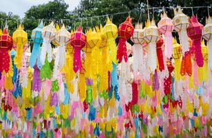 colorato sospeso lanterne illuminazione nel loy Krathong Festival a settentrionale di Tailandia foto