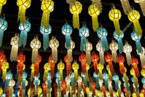 colorato sospeso lanterne illuminazione su notte cielo nel loy Krathong Festival a settentrionale di Tailandia foto