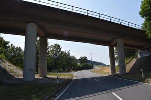 nazione strada sotto un' principale strada ponte foto