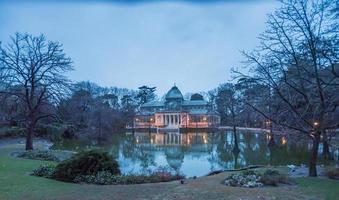 il palacio de cristal bicchiere palazzo è un' 19 secolo conservatorio collocato nel il bene retiro parco nel Madrid Spagna esso è attualmente Usato per arte mostre. foto