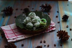 klepon o kelepon è uno di dell'Indonesia tradizionale torte fatto a partire dal glutinoso riso Farina quale è sagomato piace piccolo palle e pieno con Marrone zucchero e poi bollito foto