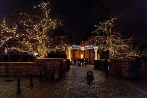 strade a notte con decorazioni per Natale varsavia Polonia nel il città centro foto