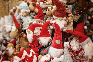 felpa Natale elfi nel rosso cappelli sfondo foto