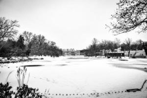 storico palazzo su il acqua nel parco nel varsavia, Polonia durante nevoso inverno foto