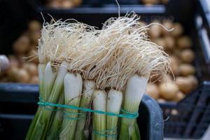 cipolla primavera su il mercato stalla foto