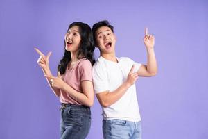 Immagine di asiatico coppia in posa su viola sfondo foto