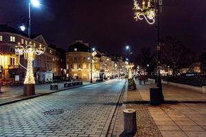 strade a notte con decorazioni per Natale varsavia Polonia nel il città centro foto