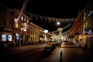 strade a notte con decorazioni per Natale varsavia Polonia nel il città centro foto