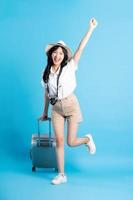 ritratto di bellissimo asiatico ragazza in viaggio, isolato su bianca sfondo foto