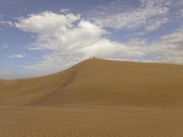 estate deserto paesaggio su un' caldo soleggiato giorno a partire dal maspalomas dune su il spagnolo isola di nonna canaria foto