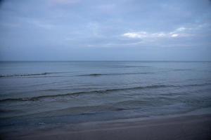 paesaggio di il baltico mare su un' calma grigio freddo giorno nel Polonia foto