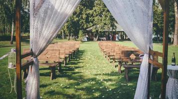 arco di nozze con festa di matrimonio in background foto