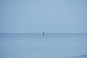 paesaggio di il baltico mare su un' calma grigio freddo giorno nel Polonia foto