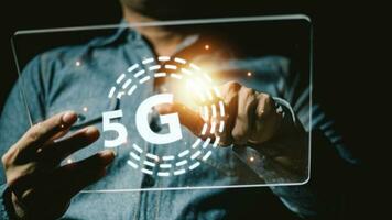 5g e Internet di cose o IoT concetto, mano toccante virtuale 5g segnale. IoT è alto tecnologia quale ogni dispositivo volontà Collegare e controllo di 5g alto velocità Internet. foto