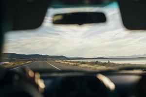 vista della strada attraverso il finestrino dell'auto foto