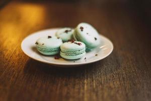 quattro amaretti su un piatto foto