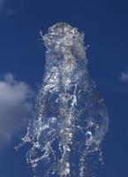 spruzzi di acqua al di sopra di blu cielo foto