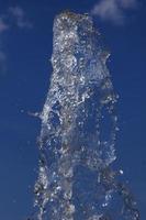 spruzzi di acqua al di sopra di nuvoloso cielo foto