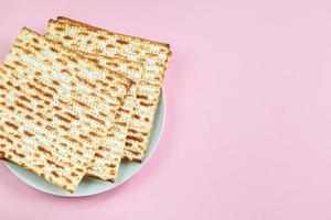 tradizionale ebraico cibo pane azzimo pane su un' rosa sfondo. contento pasqua. religioso primavera vacanza pesach. copia spazio. foto