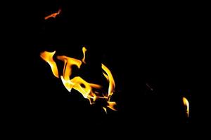 trama di fiamma di fuoco. sfondo materiale ardente. motivo effetto bruciatura. carta da parati fiammata e torcia. sfondo di calore e foschia. foto