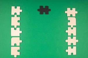 sfondo verde con puzzle e copia spazio foto