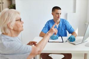 anziano donna paziente parlando per medico Salute cura foto