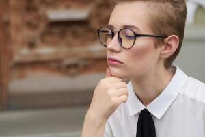 bella donna con un' libro nel il suo mani all'aperto lettura formazione scolastica foto