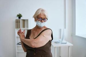 anziano donna nel clinica vaccino passaporto covid-19 foto