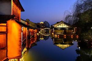 notte Visualizza di bellissimo canale nel acqua cittadina nel meridionale Cina foto