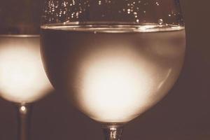bianca vino nel bicchieri di vino avvicinamento, copia spazio foto