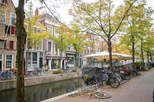 il Olanda, delft, ottobre 2022. bicicletta parcheggio lungo il canale foto