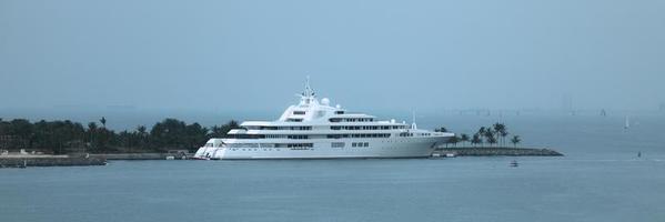 super yacht ormeggiato nel dubai marina foto